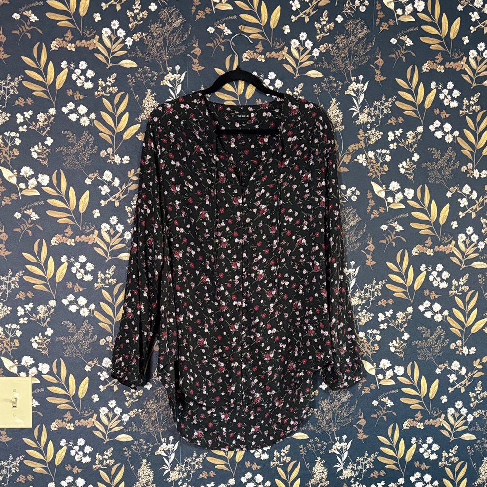 Torrid Black Floral Button-Up Pensant Blouse Size 1